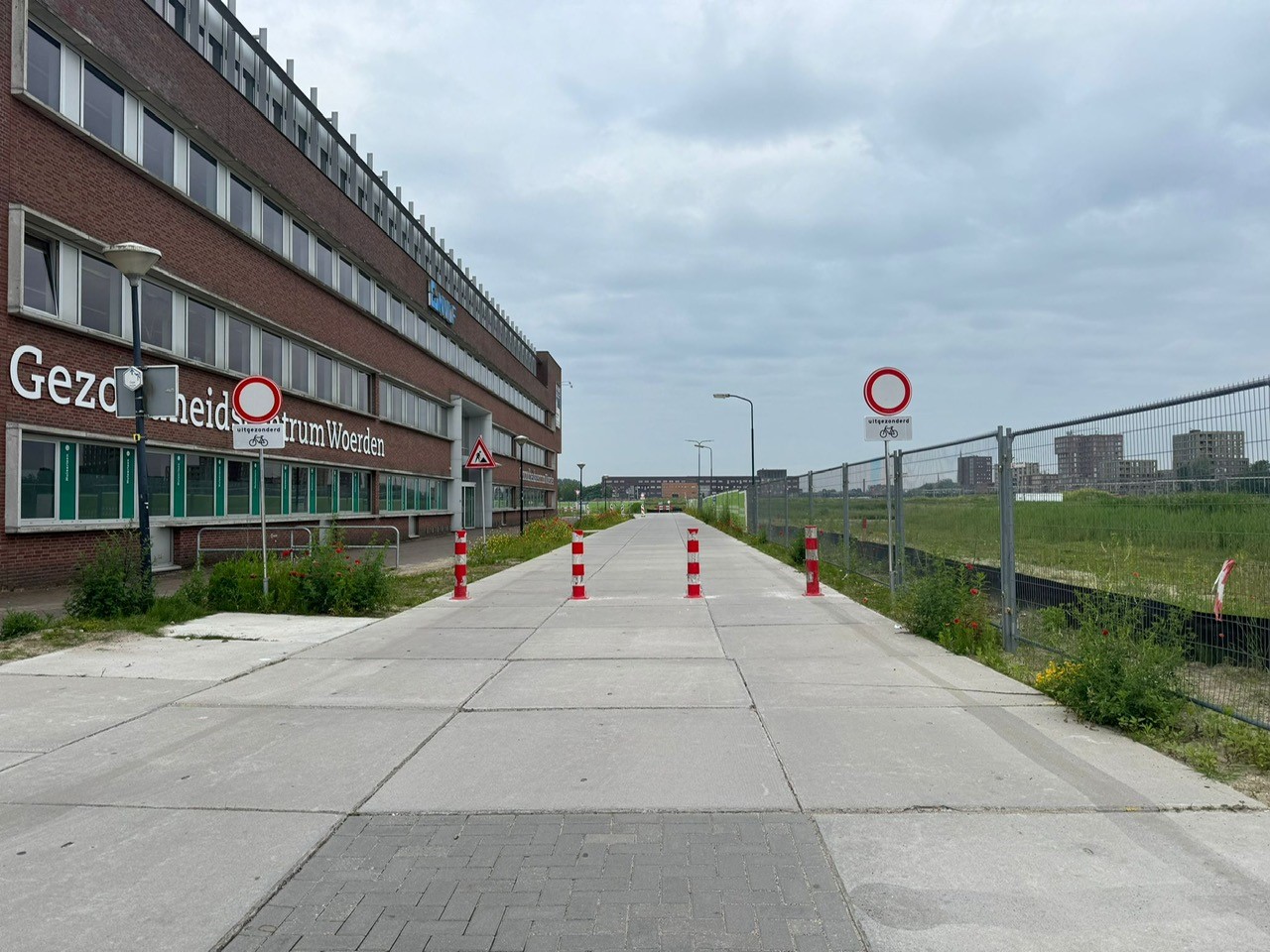 Op deze afbeelding ziet u de paaltjes in de Steinhagenseweg ter hoogte van het Gezondheidscentrum